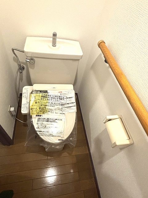 京王新線 初台駅 徒歩6分 4階建 築34年のトイレ写真