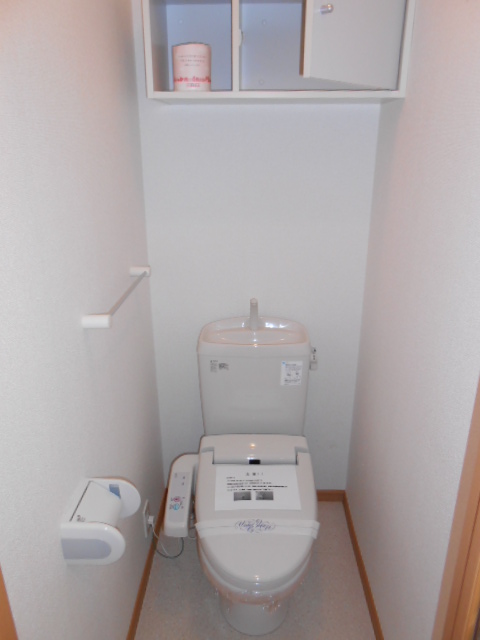 トイレ　温水洗浄便座完備・小物収納棚有り