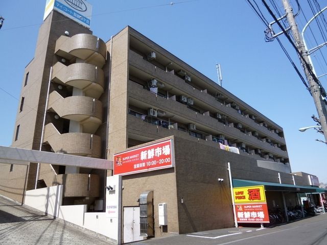 建物外観　★１階がスーパーで買物に大変便利です・エレベーターもありま…