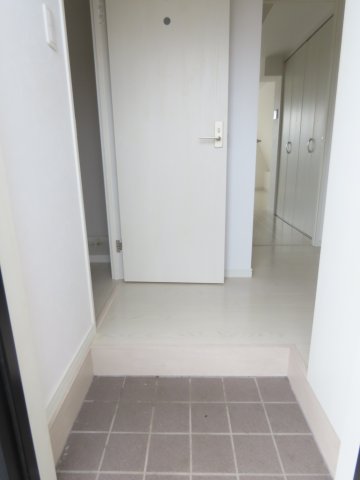 玄関　※同物件他部屋の参考写真です。