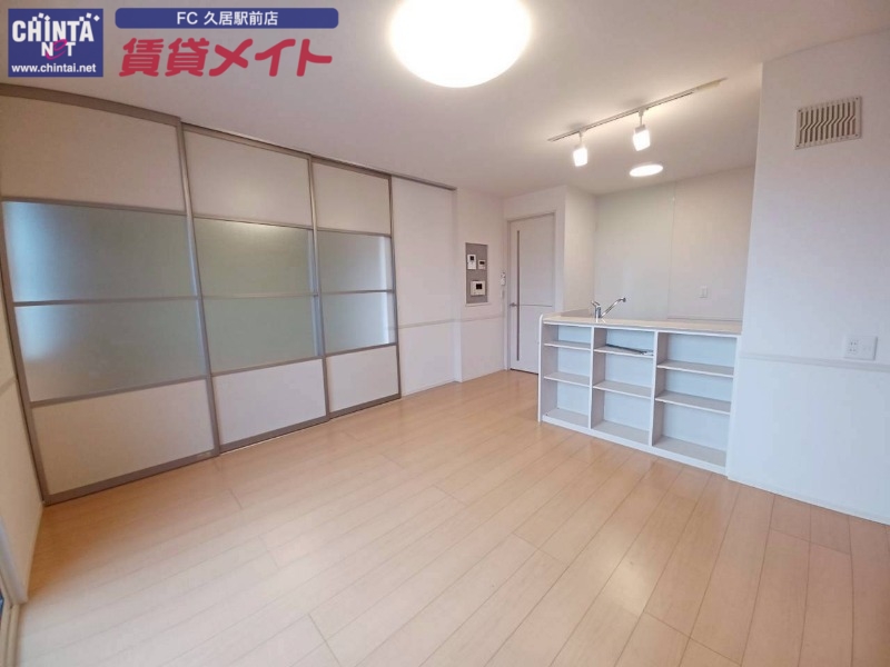 居室・リビング　別部屋反転参考写真です