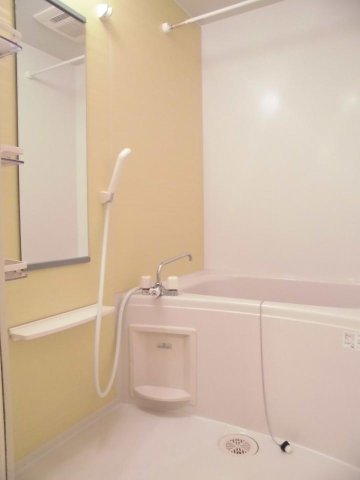 バス・シャワールーム　コンパクトで使いやすいお風呂です