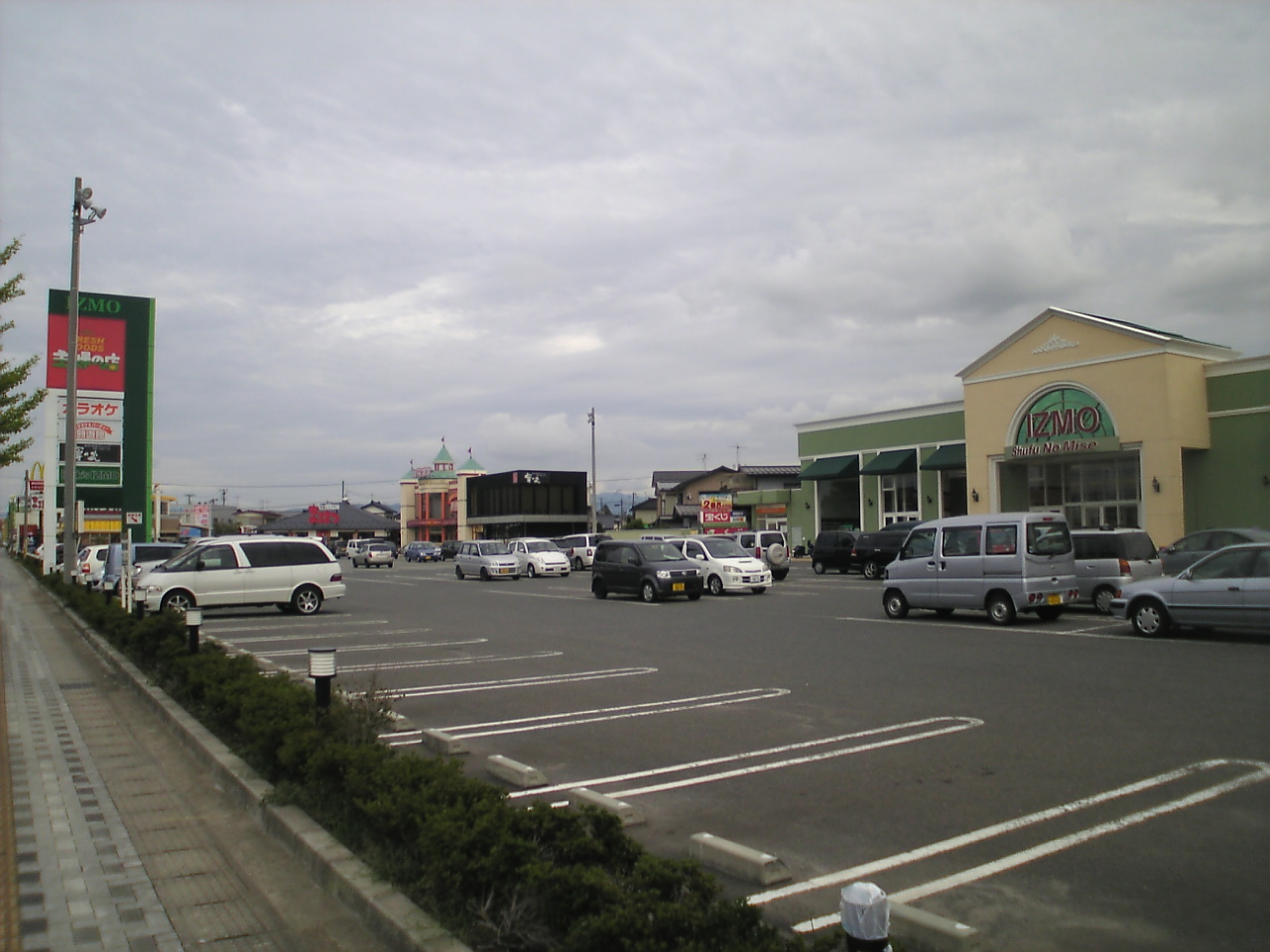 スーパー　主婦の店鶴岡新斎店（スーパー）まで939m