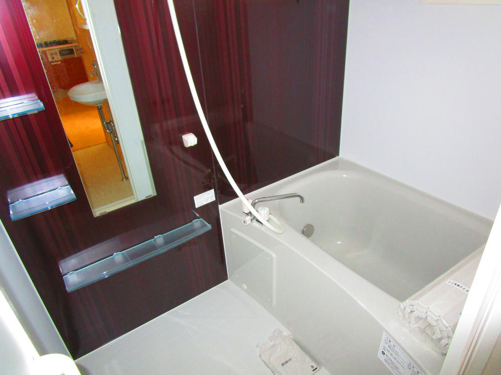 バス・シャワールーム　小窓付き追い焚き機能付き