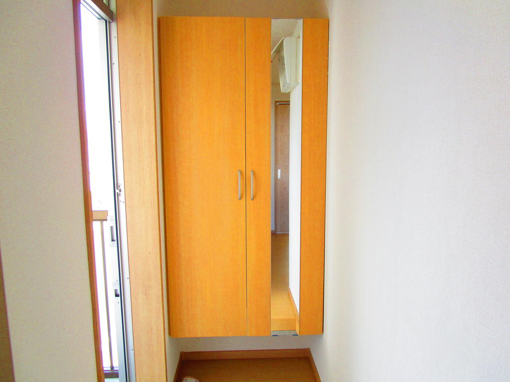 玄関　トールタイプのシューズボックスはたっぷり収納できます