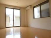 居室・リビング　１階ですが前は隣の屋根位です
