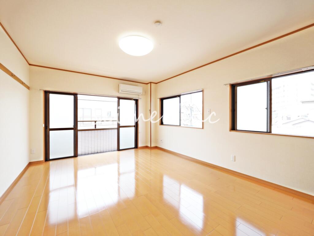 居室・リビング　南西角部屋明るい洋室