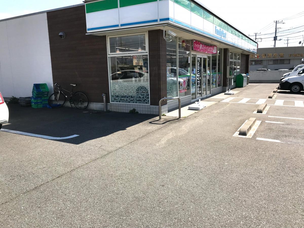 コンビニ　ファミリーマート伊勢崎東町店（コンビニ）まで495m