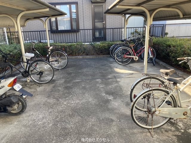 その他　屋根付きの駐輪場がございます。
