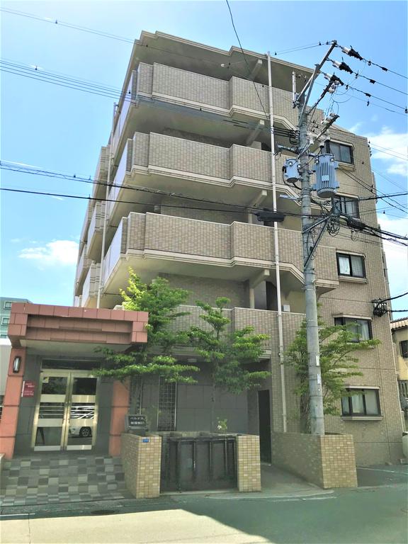 建物外観　タイル貼りのおしゃれな外観
