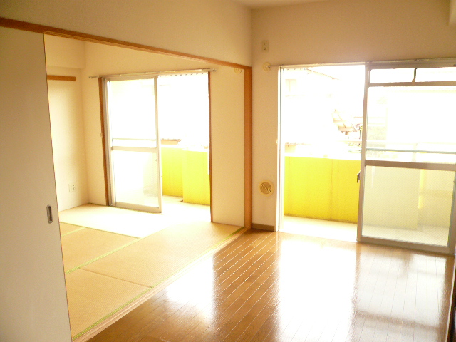 居室・リビング　明るいリビング