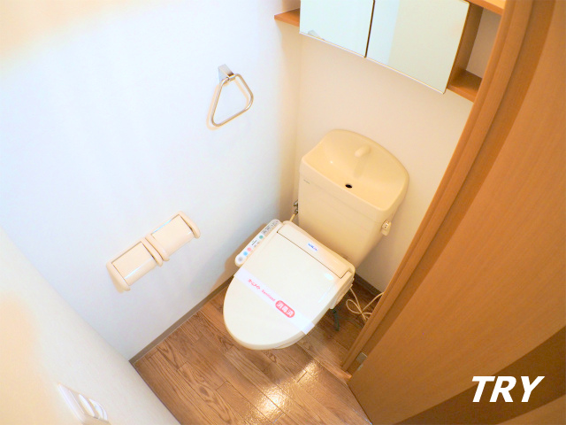 トイレ　定番のウォシュレット付！小物収納もあり便利です。
