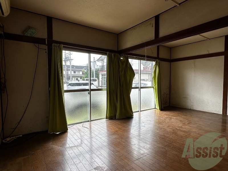 居室・リビング　１０．５帖の洋室です。二面採光なのでお部屋が明るいですね。