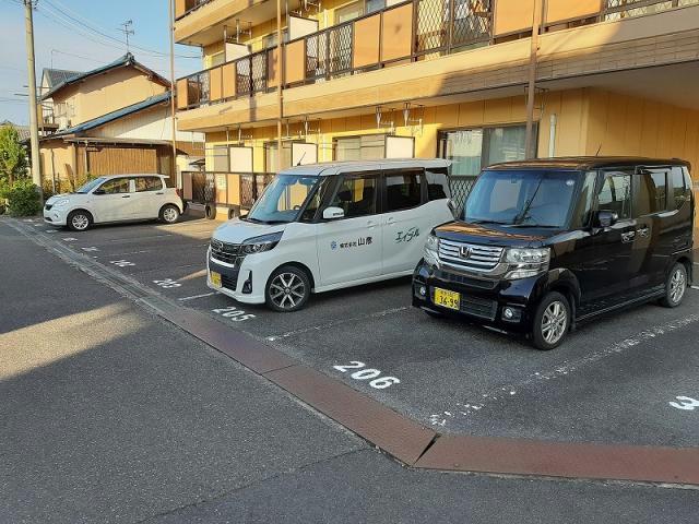 【サントマンション八日市の駐車場】