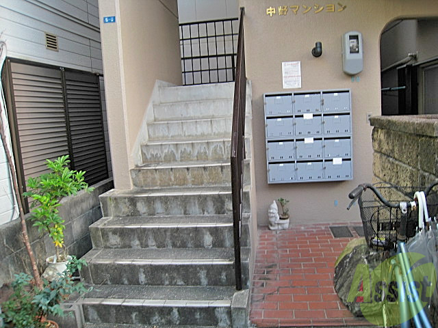 駐車場　マンション入り口