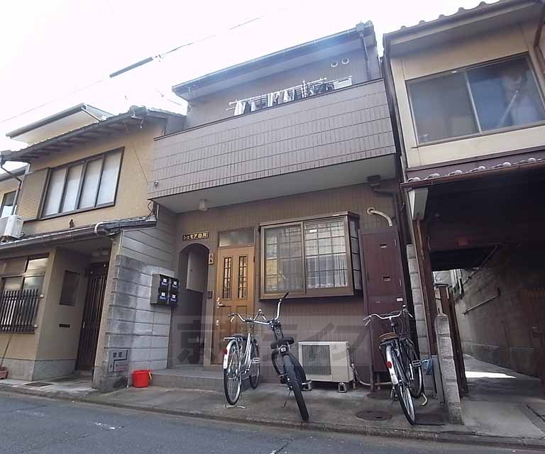 京都市東山区石泉院町のアパートの建物外観