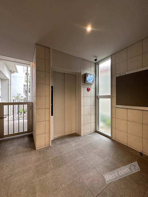 エントランス　エレベーター付き♪