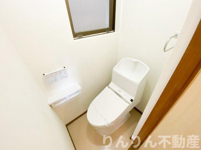 トイレ　落ち着いた色調のトイレです
