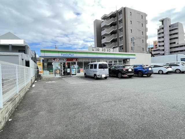 コンビニ　ファミリーマート港入場店（コンビニ）まで220m
