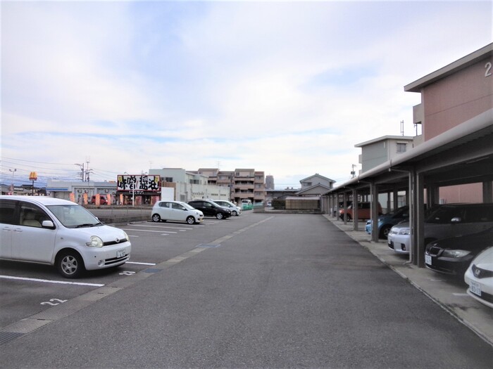 【富山市下赤江町のアパートの駐車場】