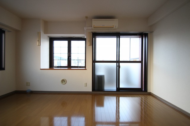 居室・リビング　同物件別室です。