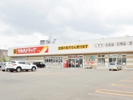 ドラックストア　ツルハドラッグ宮の森3条店（ドラッグストア）まで560m
