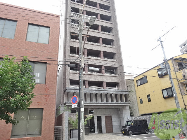 【豊中市岡上の町のマンションの建物外観】