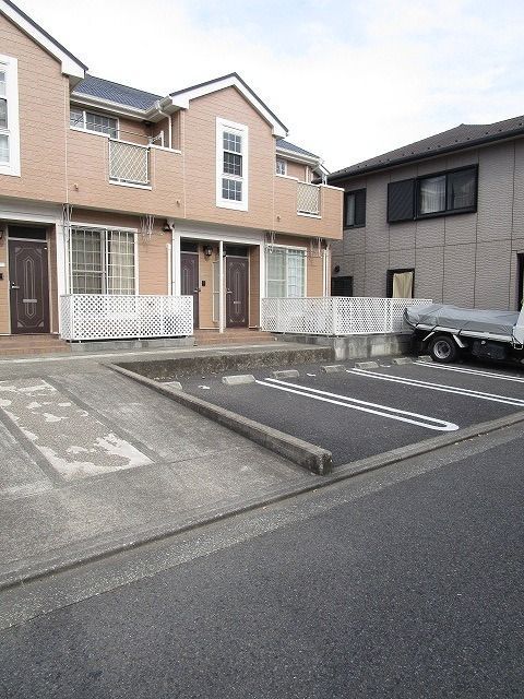 【平塚市中里のアパートの駐車場】