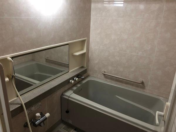 バス・シャワールーム　壁との距離にゆとりがあります