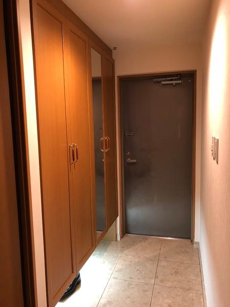 玄関　大型のシューズボックスで玄関スッキリ