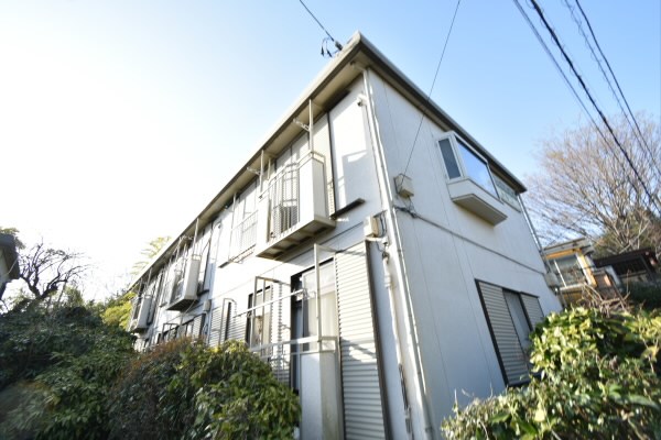 調布市佐須町のアパートの建物外観