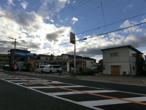 【吹田市岸部北のアパートのコンビニ】