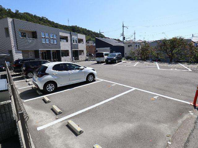 【生駒市辻町のマンションの駐車場】