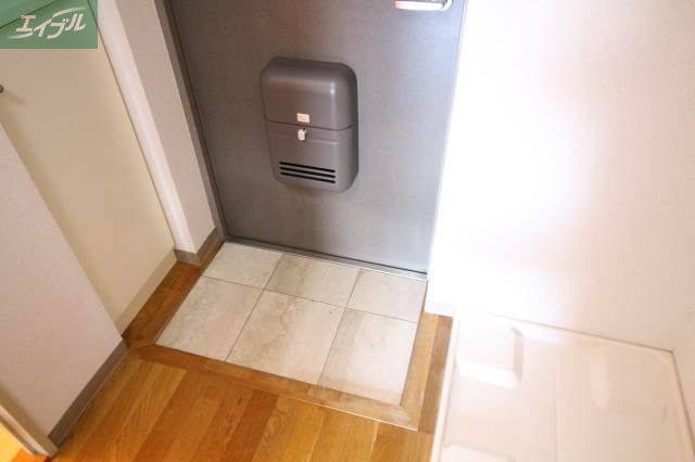 玄関　別のお部屋の写真です。実際とは異なります。