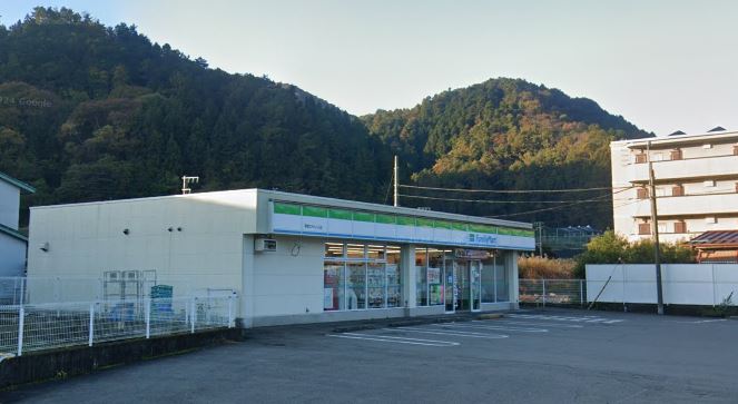 コンビニ　ファミリーマート 都留文科大入口店（コンビニ）まで837m