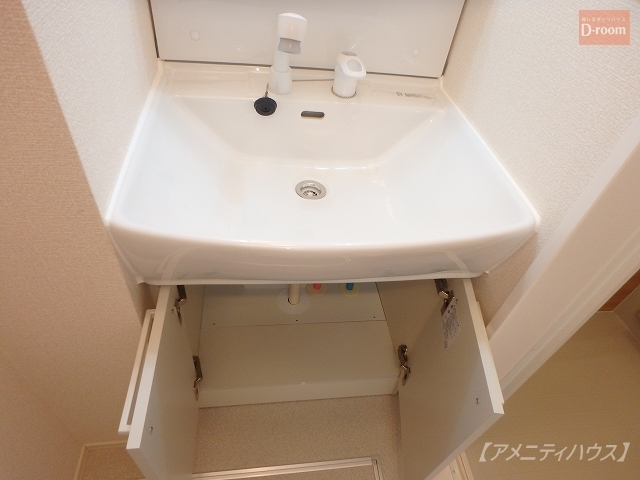 洗面設備　●シャワー付で使い勝手の良い洗面スペース。