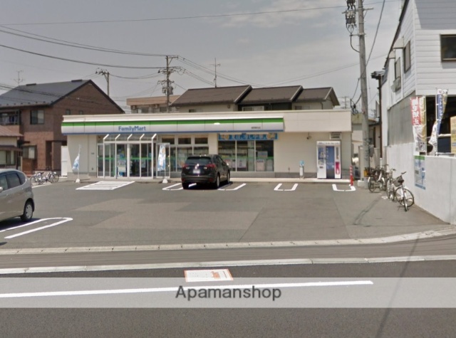 コンビニ　ファミリーマート（コンビニ）まで839m