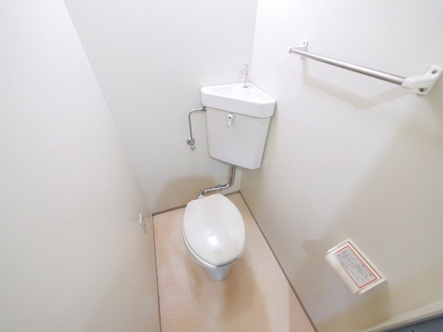 トイレ　落ち着いた色調のトイレです