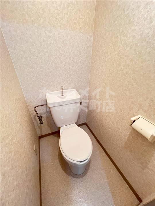 トイレ　落ち着いた色調のトイレです