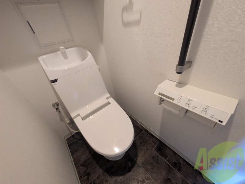 トイレ　トイレには見やすい位置に操作パネルがついています。