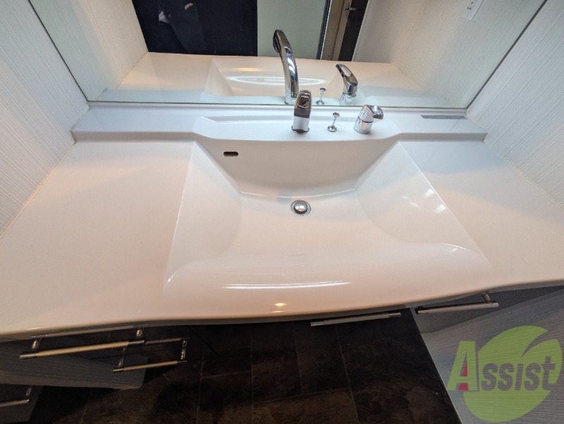 洗面設備　洗面台はシャンプードレッサーなので蛇口を伸ばして使えます。