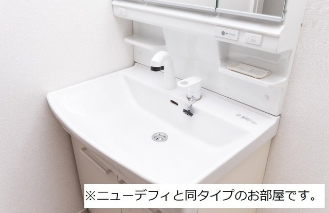 洗面設備　明るい洗面所です