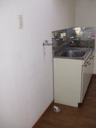 居室・リビング　キッチンと洗濯機置場