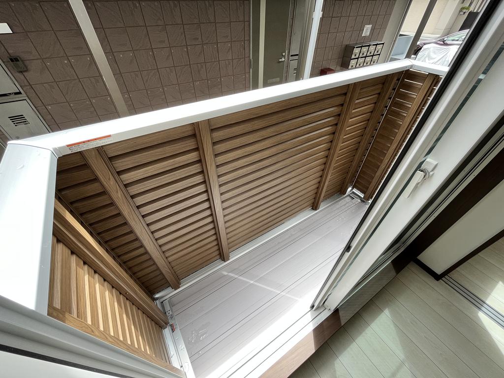 バルコニー　同型タイプの別物件参考、実物とは色合い等異なります。