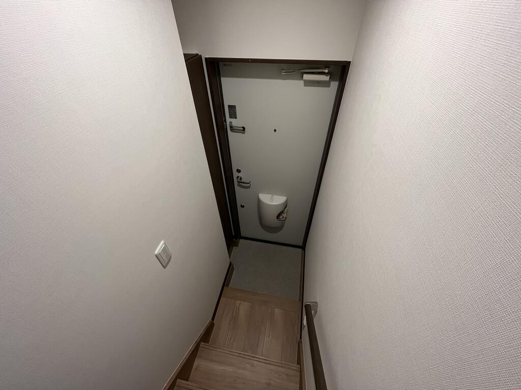 玄関　同型タイプの別物件参考、実物とは色合い等異なります。