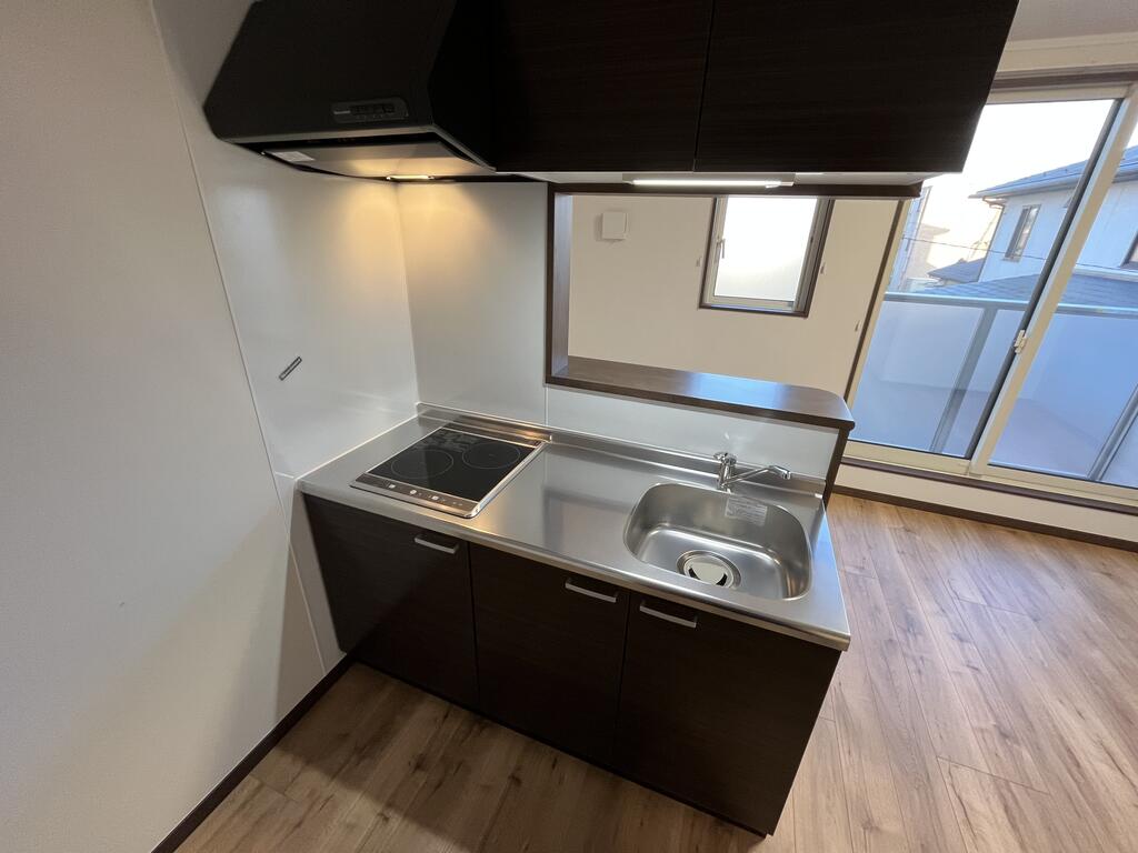 キッチン　同型タイプの別物件参考、実物とは色合い等異なります。