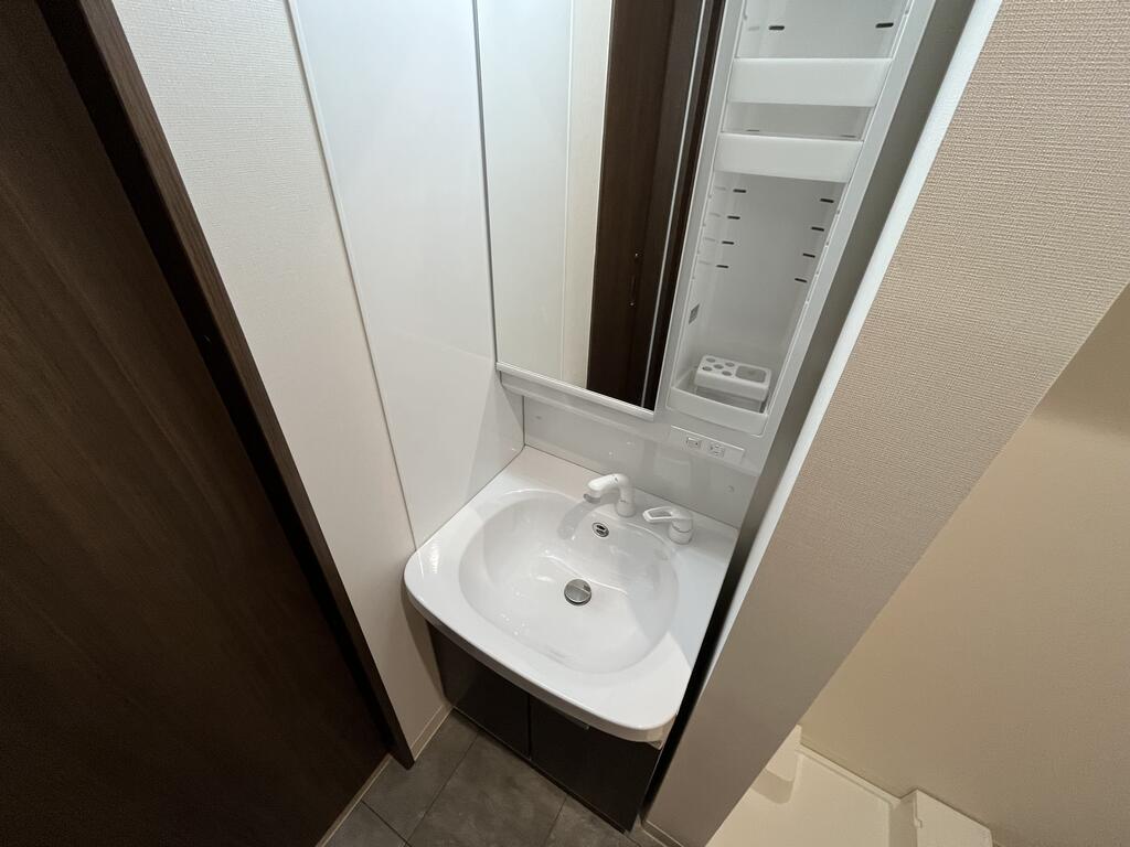洗面設備　同型タイプの別物件参考、実物とは色合い等異なります。