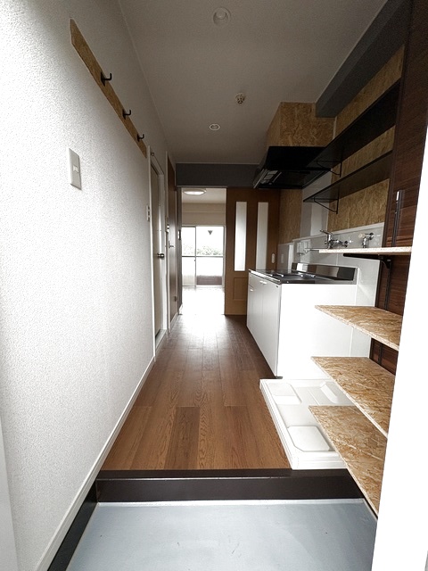 玄関　玄関入り口には靴が置ける棚が設置しております