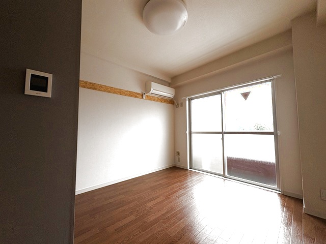 居室・リビング　キッチンと居室の間には扉つきで、ゆったりできますね