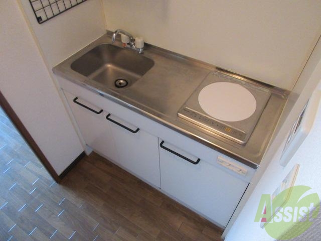 キッチン　お手入れしやすいコンパクトなＩＨクッキングヒーターのキッチン